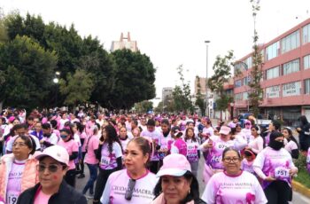 Participantes con prendas rosas en la Primera Convivencia Atlética de Familia Rosa, realizada en el Jardín de Tequis de San Luis Potosí.