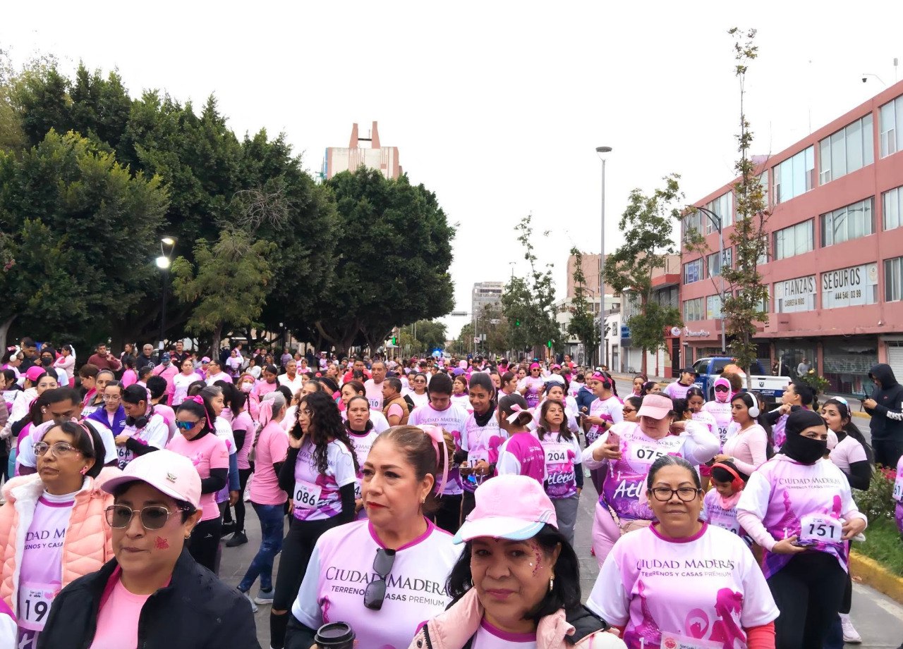 Participantes con prendas rosas en la Primera Convivencia Atlética de Familia Rosa, realizada en el Jardín de Tequis de San Luis Potosí.