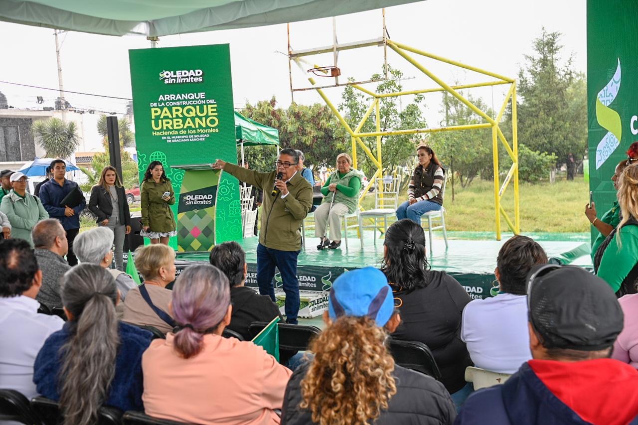 Juan Manuel Navarro Muñiz durante un evento del Ayuntamiento de Soledad de Graciano Sánchez.