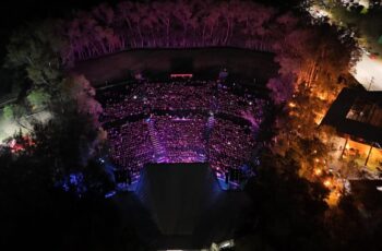 Vista aérea nocturna de un concierto en uno de los Teatros de la Ciudad de los parques Tangamanga.