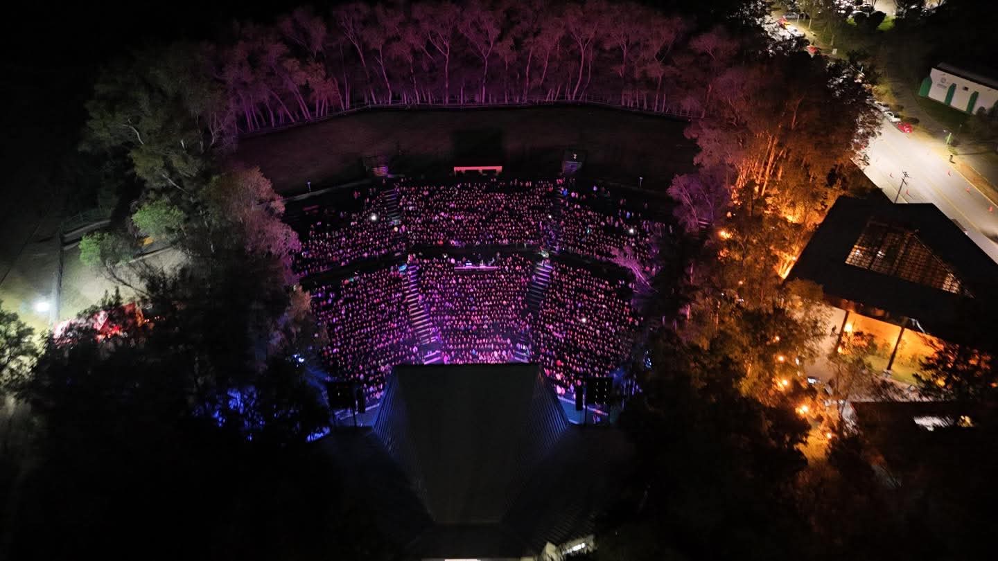 Vista aérea nocturna de un concierto en uno de los Teatros de la Ciudad de los parques Tangamanga.