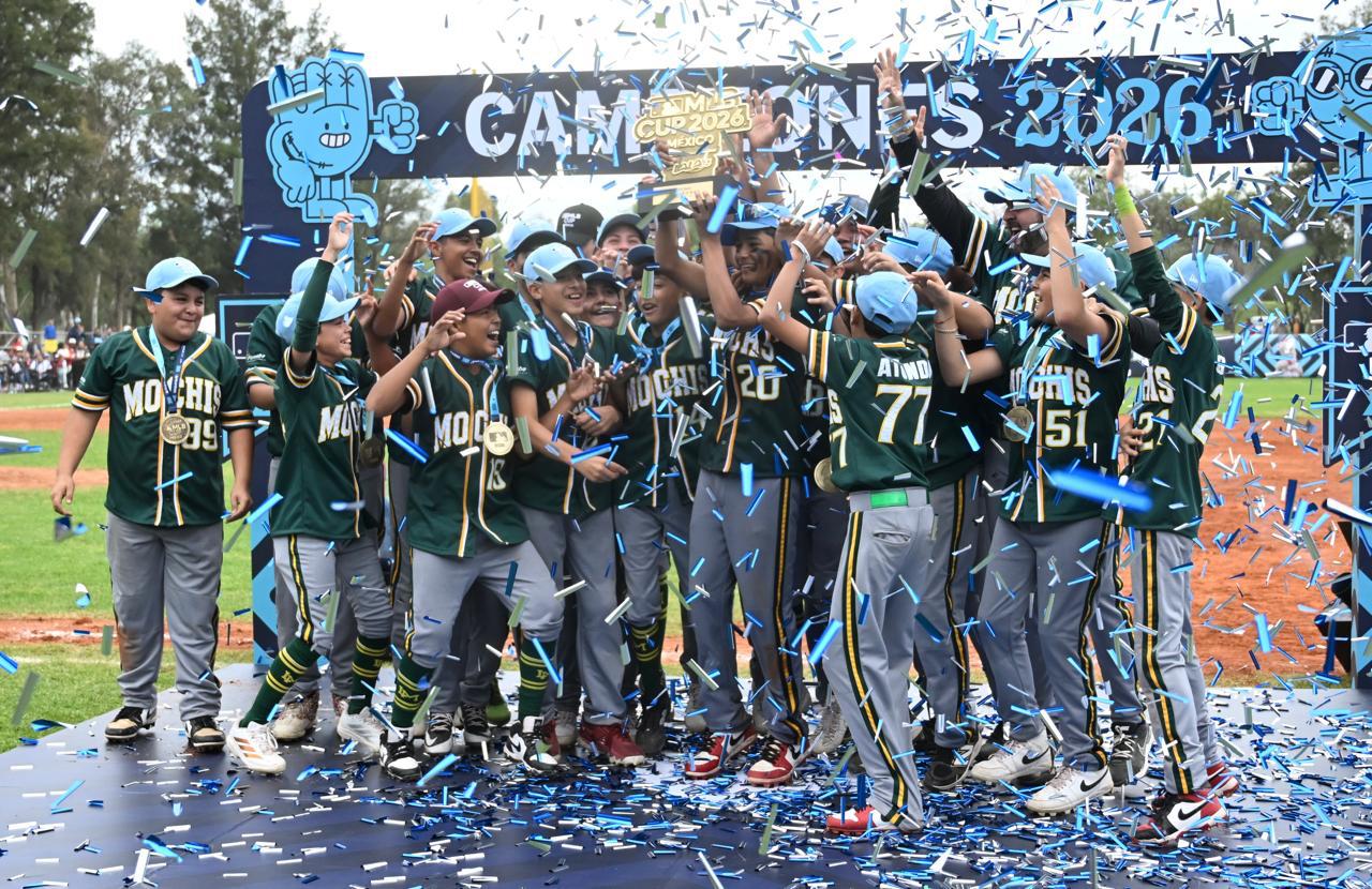 Jugadores infantiles de la Liga Municipal de Ahome celebran con confeti y un trofeo su campeonato de la MLB Cup México 2026.