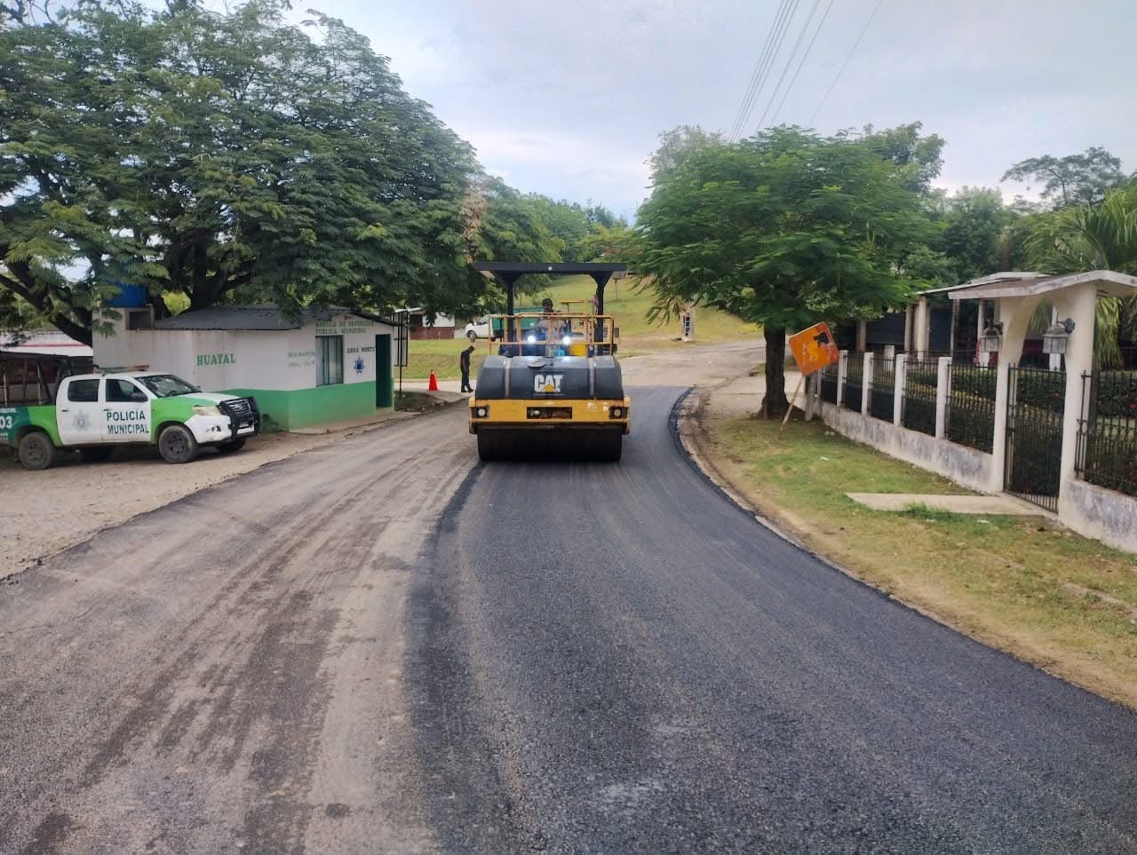 Trabajos de mantenimiento y pavimentación en una carretera estatal de San Luis Potosí.
