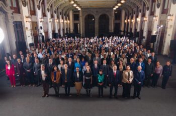Fotografía grupal de autoridades federales, estatales y municipales durante una reunión en Palacio Nacional sobre el programa Vivienda para el Bienestar.