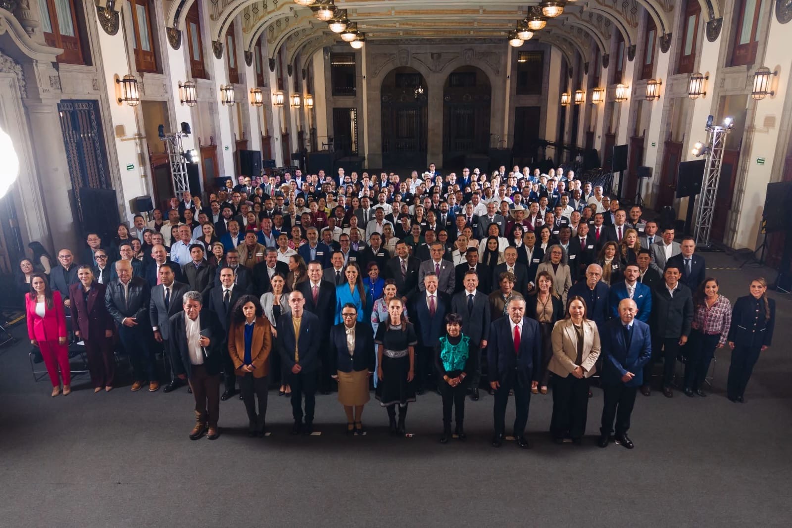Fotografía grupal de autoridades federales, estatales y municipales durante una reunión en Palacio Nacional sobre el programa Vivienda para el Bienestar.
