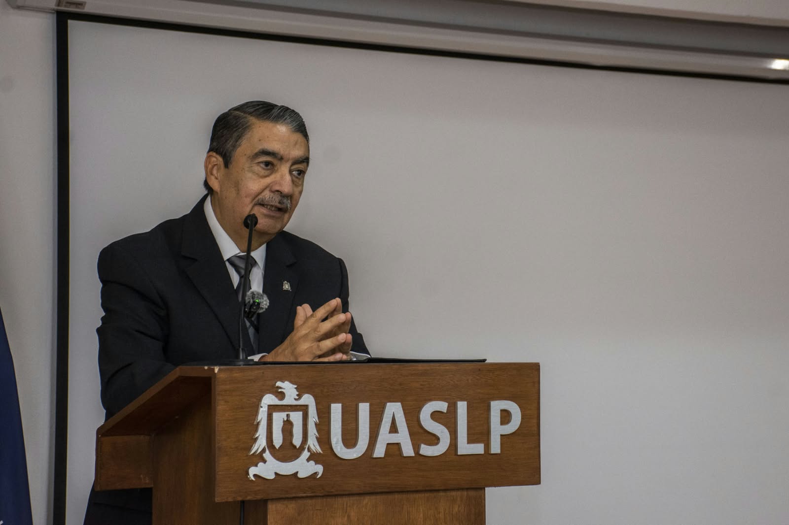 Rector de la UASLP durante la entrega de distintivos UASLP Sostenible 2026.
