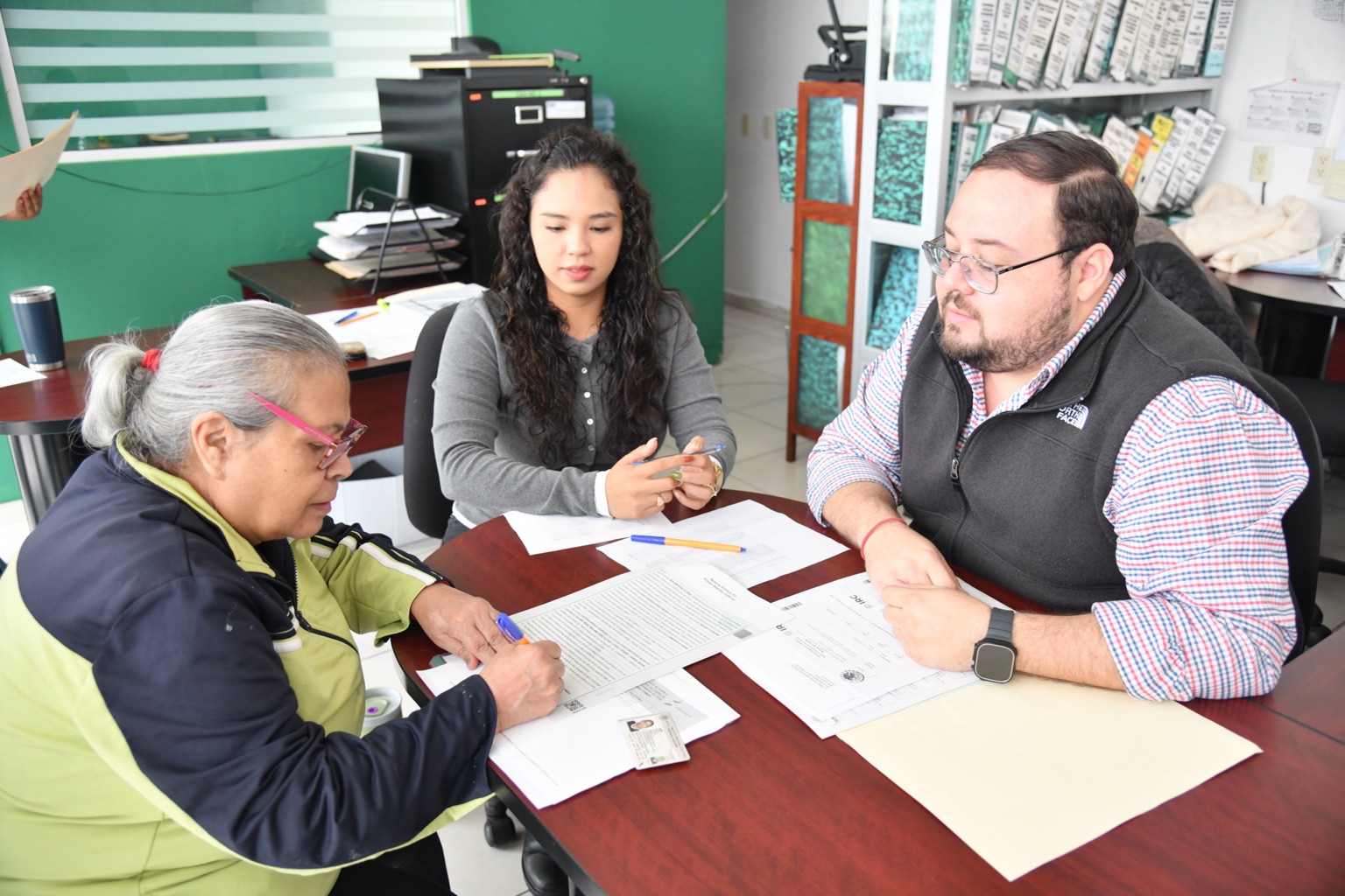 Jornada de firma de escrituras para familias de Soledad de Graciano Sánchez en oficinas municipales.