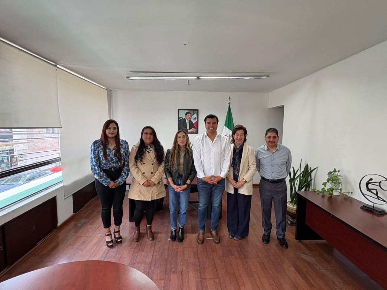 Reunión de autoridades y personal institucional para revisar trámites de regularización de predios y entrega de escrituras en San Luis Potosí.