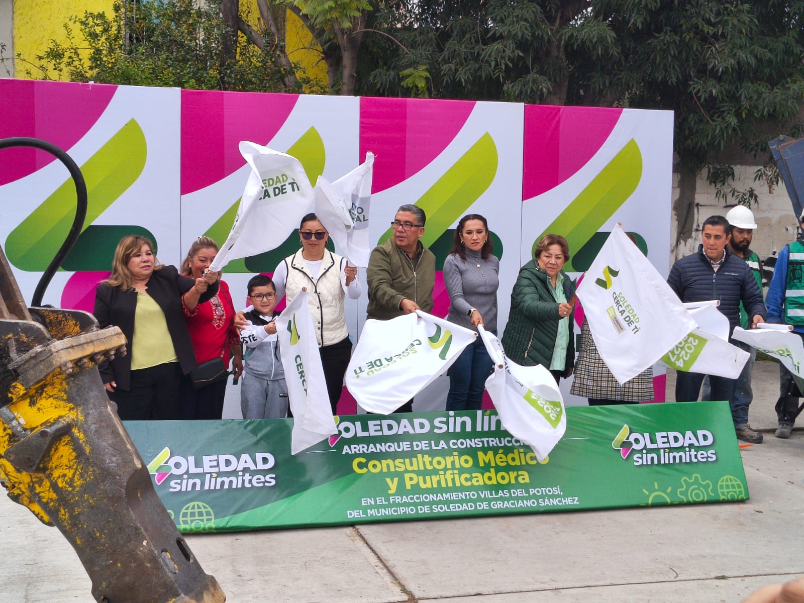 Autoridades municipales dan el banderazo de inicio a la construcción del Centro de Servicios en Villas del Potosí, Soledad de Graciano Sánchez.