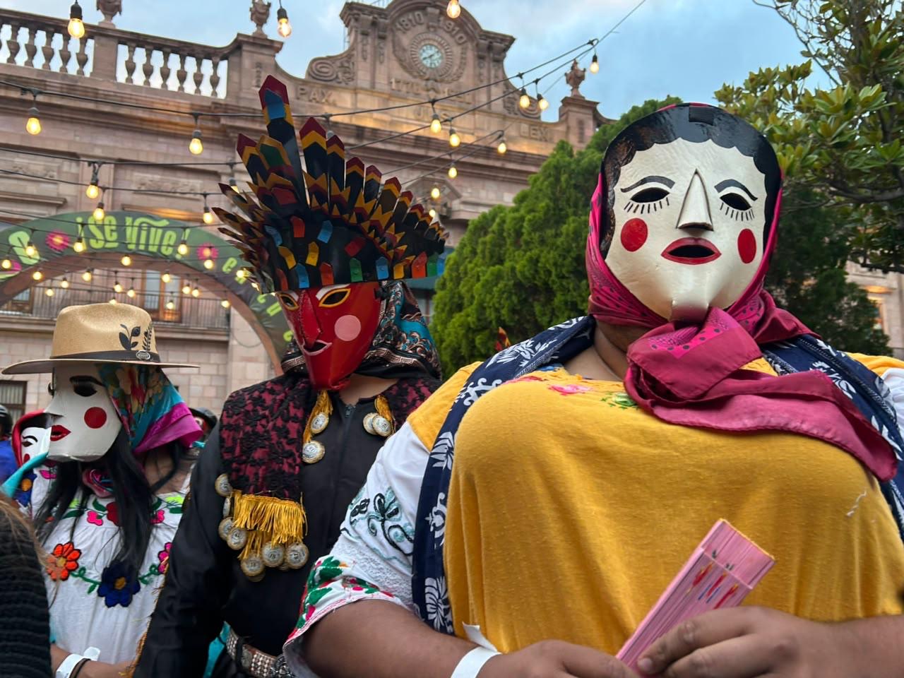 Integrantes de comparsas con máscaras y vestimenta tradicional del Xantolo en el Centro Histórico de San Luis Potosí.