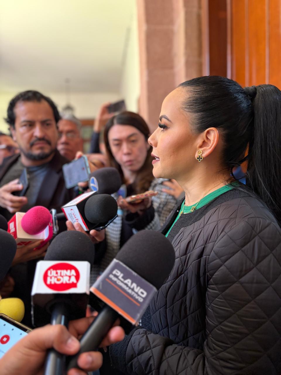 Ariana García Vidal, secretaria de Finanzas de San Luis Potosí, atiende preguntas de medios de comunicación.