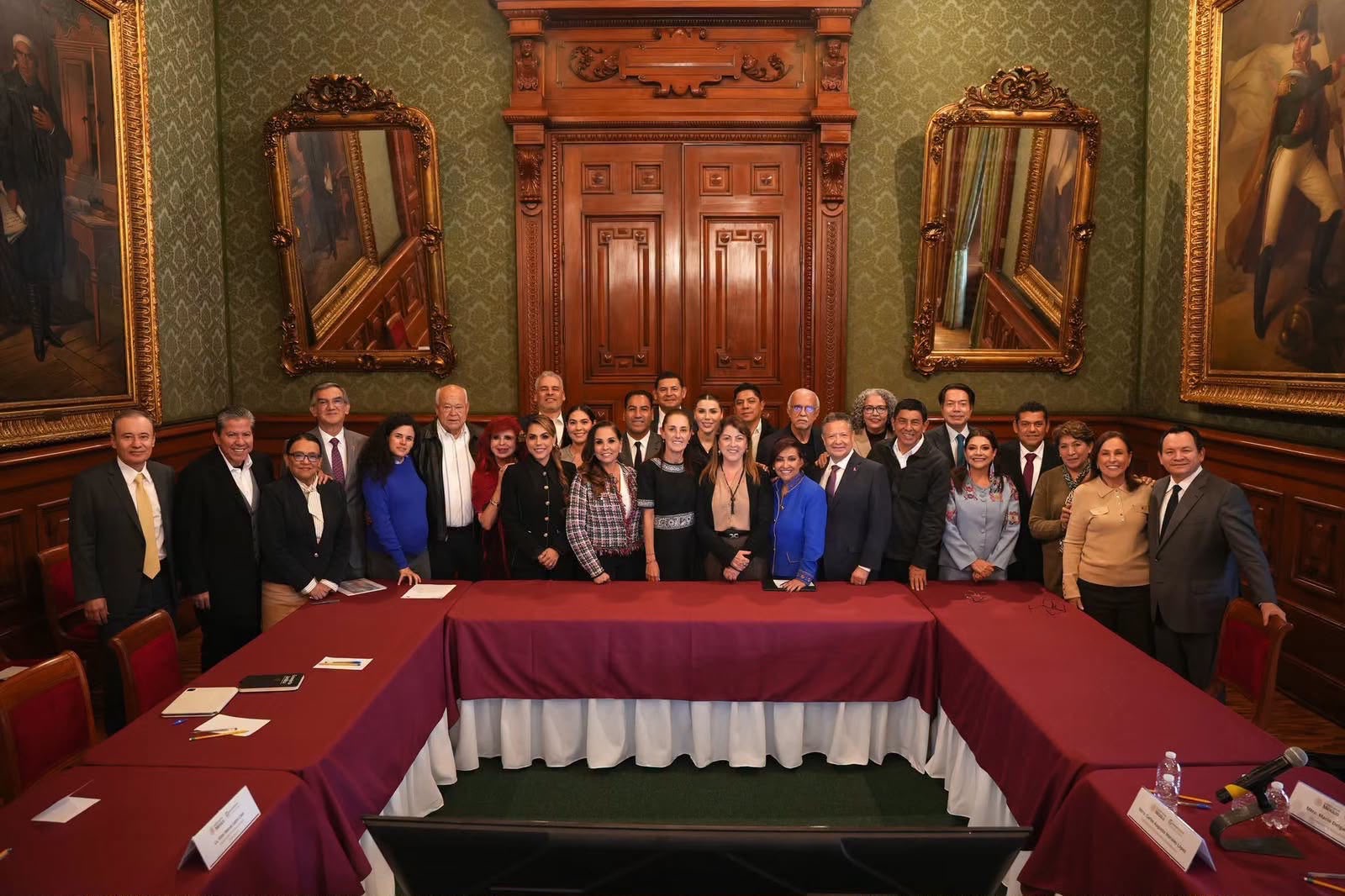 Fotografía grupal de autoridades federales y gobernadores durante la reunión sobre el IMSS-Bienestar en Palacio Nacional.