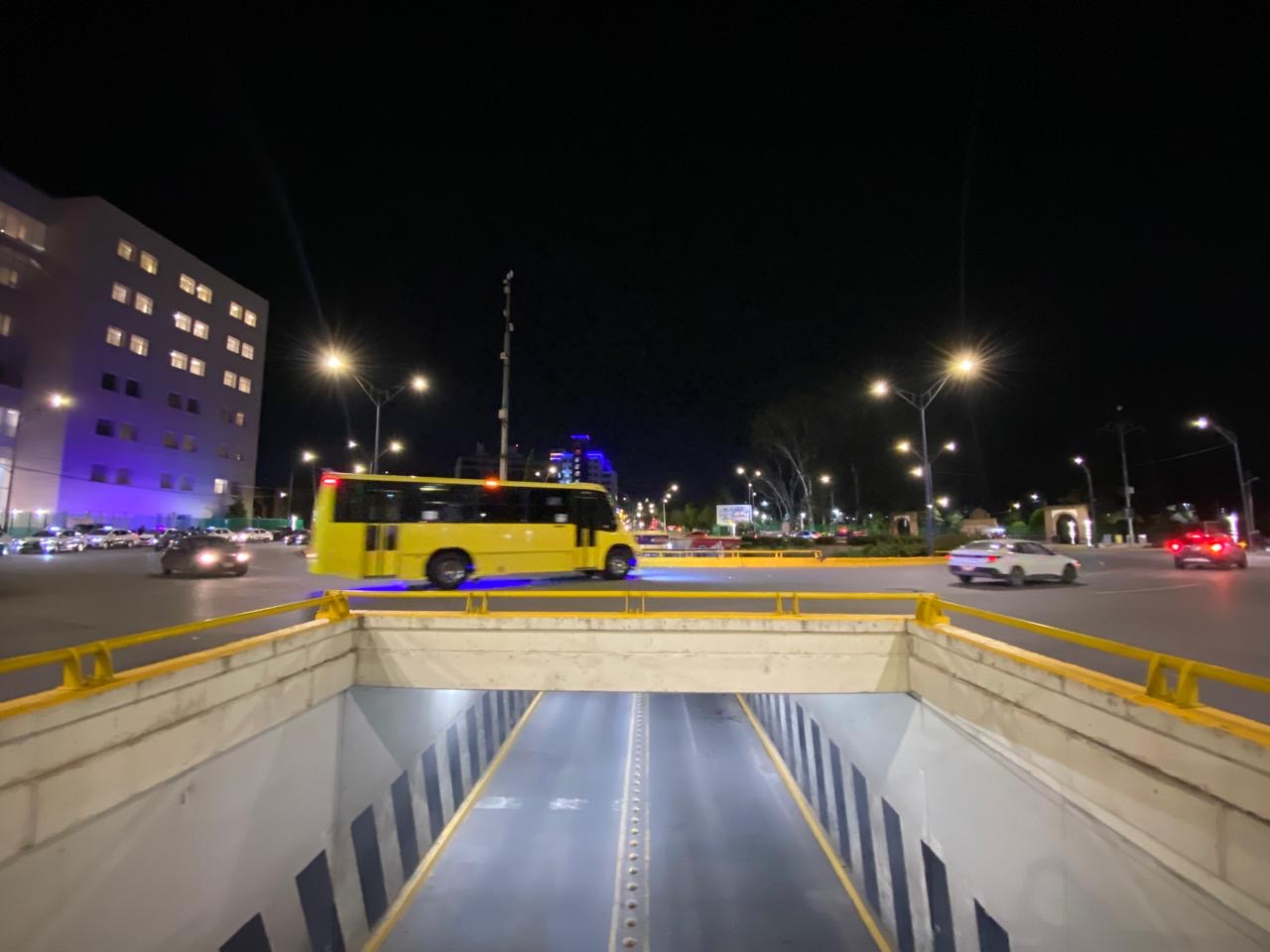 Instalaciones del Hospital Central Dr. Ignacio Morones Prieto en San Luis Potosí durante la noche.
