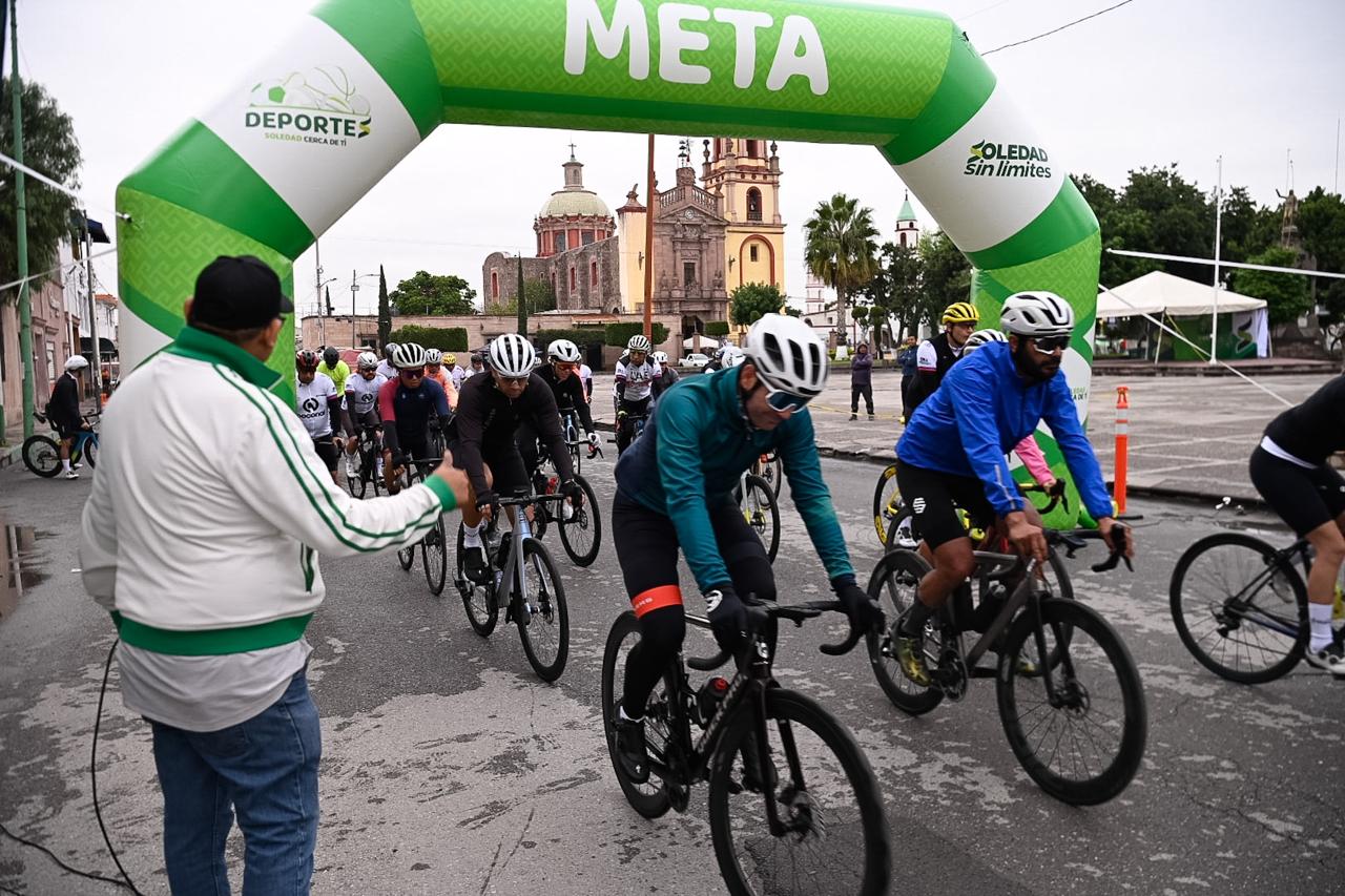 Salida del Circuito COCONAL 2026 en Soledad de Graciano Sánchez, con ciclistas iniciando el recorrido.