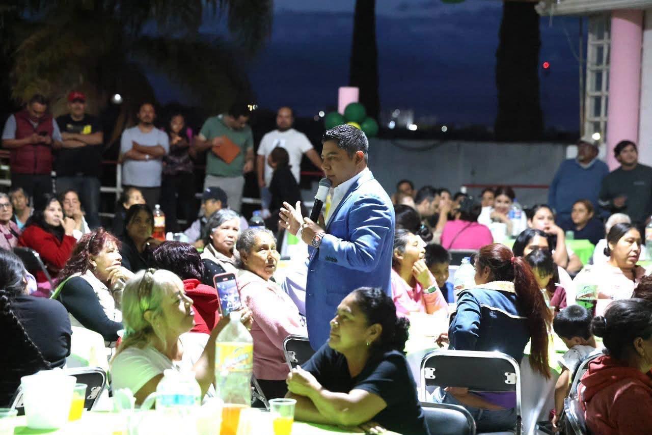 Ricardo Gallardo Cardona durante una jornada de atención ciudadana con habitantes de San Luis Potosí.