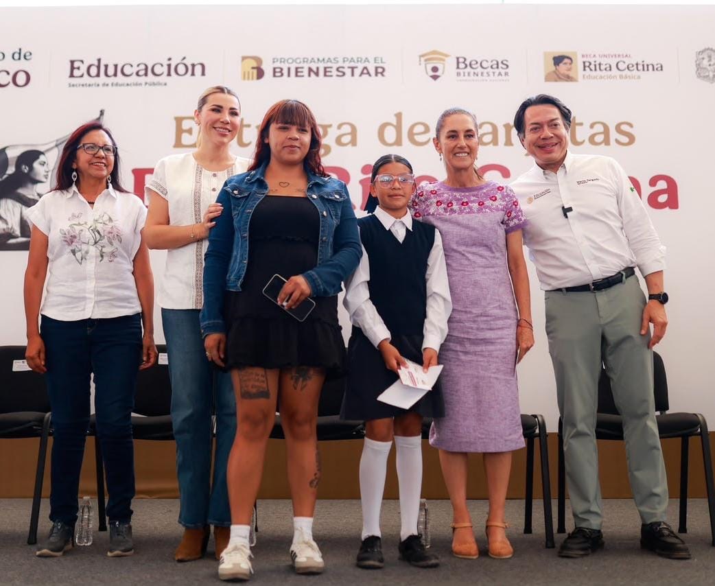 Entrega de apoyos de la Beca Universal Rita Cetina a estudiantes y familias, con autoridades educativas y del Gobierno de México.