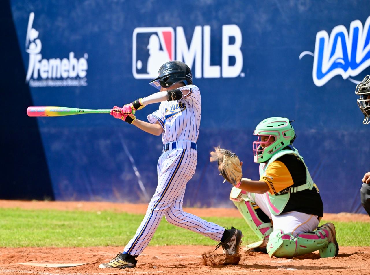 Jugador de béisbol infantil al bate durante un partido de la MLB Cup 2026 en San Luis Potosí.