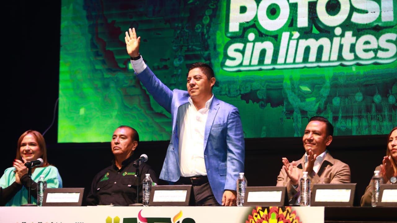 Presentación de Xantolo se Vive en tu Ciudad 2026 en el Teatro de la Paz, con autoridades estatales.