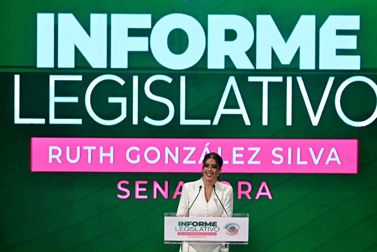 La senadora Ruth González Silva ofrece un mensaje ante un atril durante la presentación de su informe legislativo.