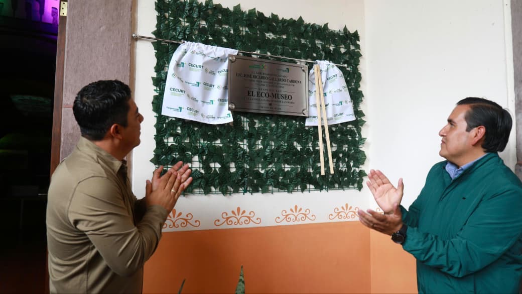 Autoridades durante la develación de una placa del Ecomuseo en el Parque Tangamanga I