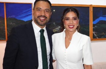 Ignacio Segura Morquecho y la senadora Ruth González Silva posan para una fotografía