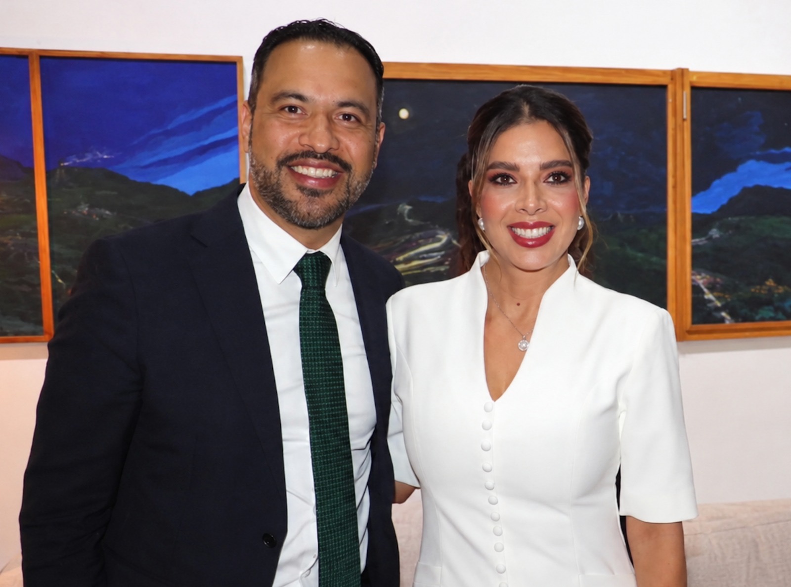 Ignacio Segura Morquecho y la senadora Ruth González Silva posan para una fotografía