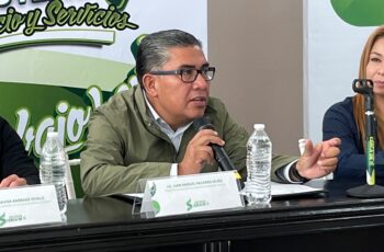 Juan Manuel Navarro Muñiz habla durante la presentación de la Expo Empleo Incluyente, Comercio y Servicios de Soledad de Graciano Sánchez