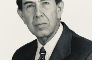Retrato de archivo en blanco y negro de Cuauhtémoc Cárdenas Solórzano con traje y corbata