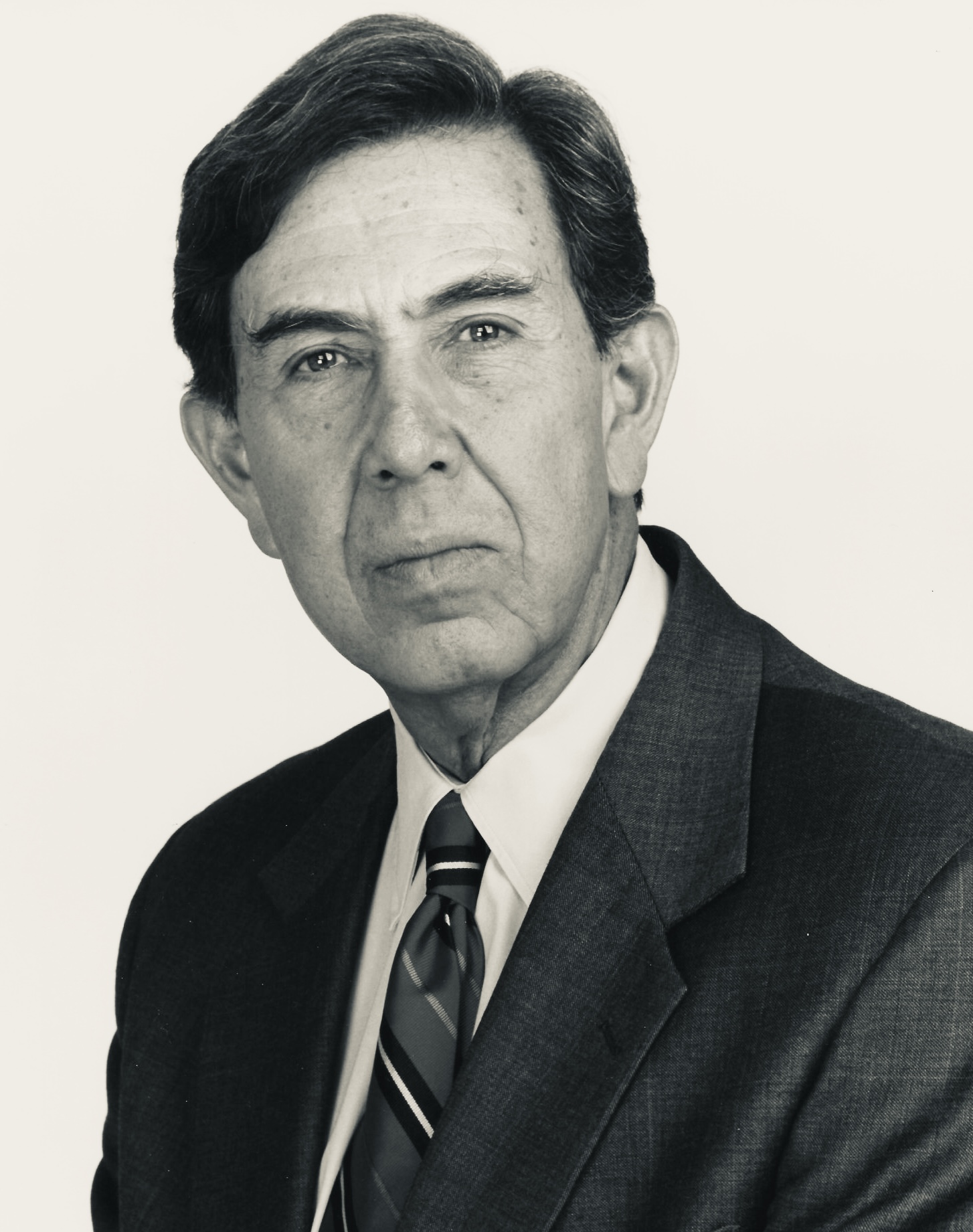 Retrato de archivo en blanco y negro de Cuauhtémoc Cárdenas Solórzano con traje y corbata