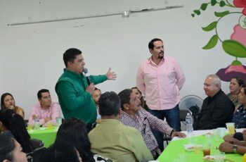 Reunión de funcionarios y vecinos durante una jornada de la estrategia El Gober en tu Casa