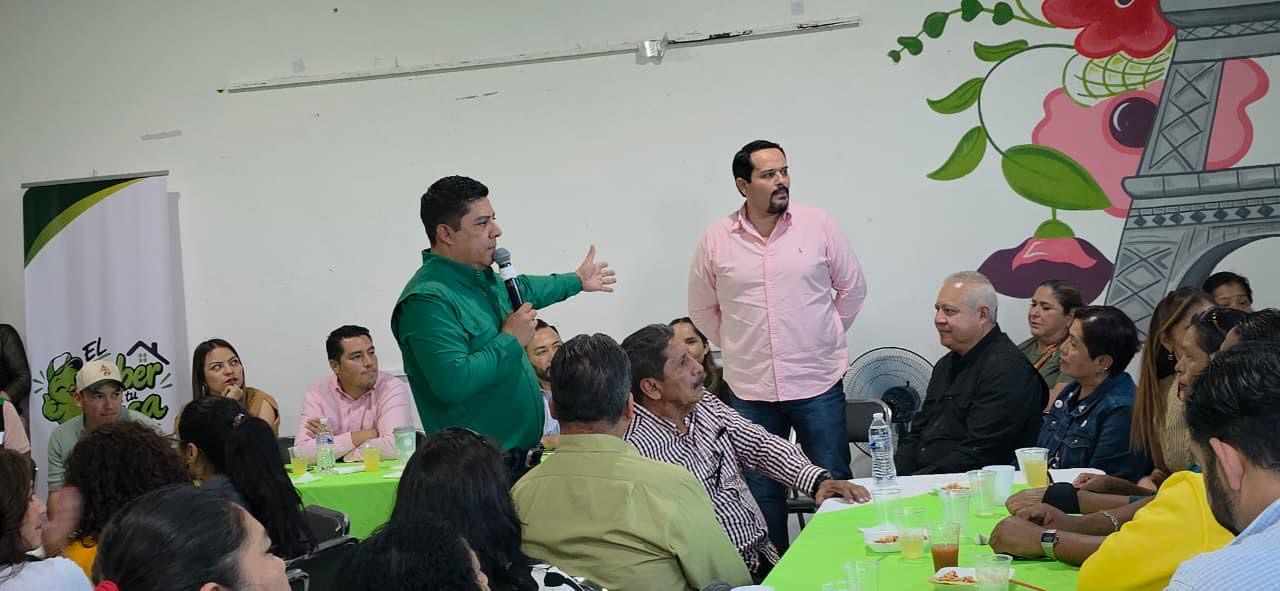 Reunión de funcionarios y vecinos durante una jornada de la estrategia El Gober en tu Casa