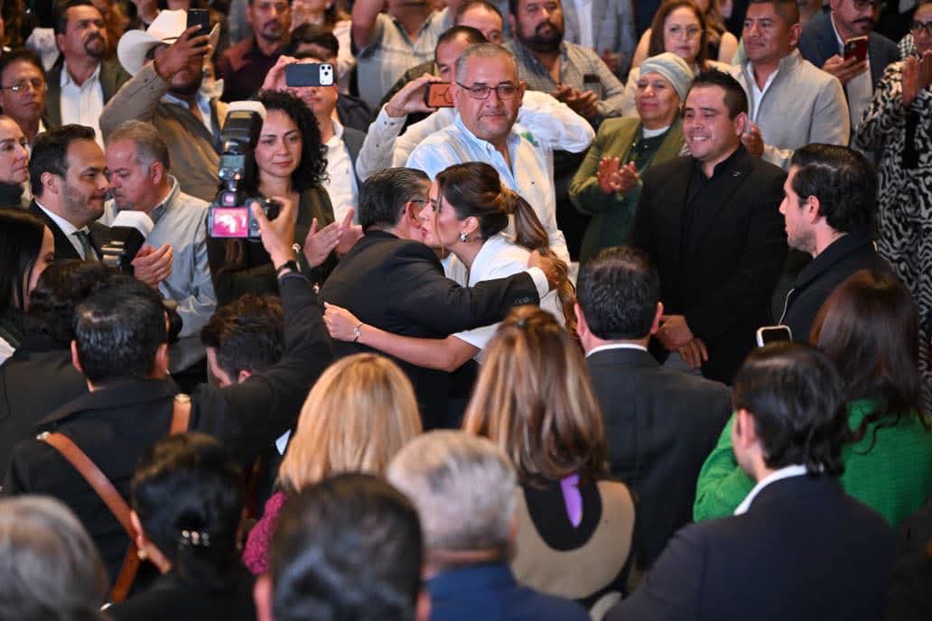 Juan Manuel Navarro Muñiz y Ruth González Silva se saludan entre los asistentes al Segundo Informe Legislativo de la senadora.