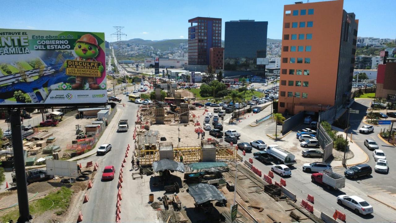Vista aérea de las obras viales del Puente de la Familia en la zona metropolitana de San Luis Potosí