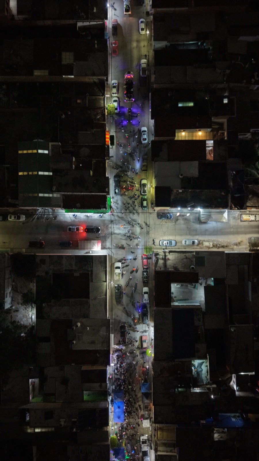 Vista aérea nocturna del Bici-Rave del Terror en calles del centro de Soledad de Graciano Sánchez.