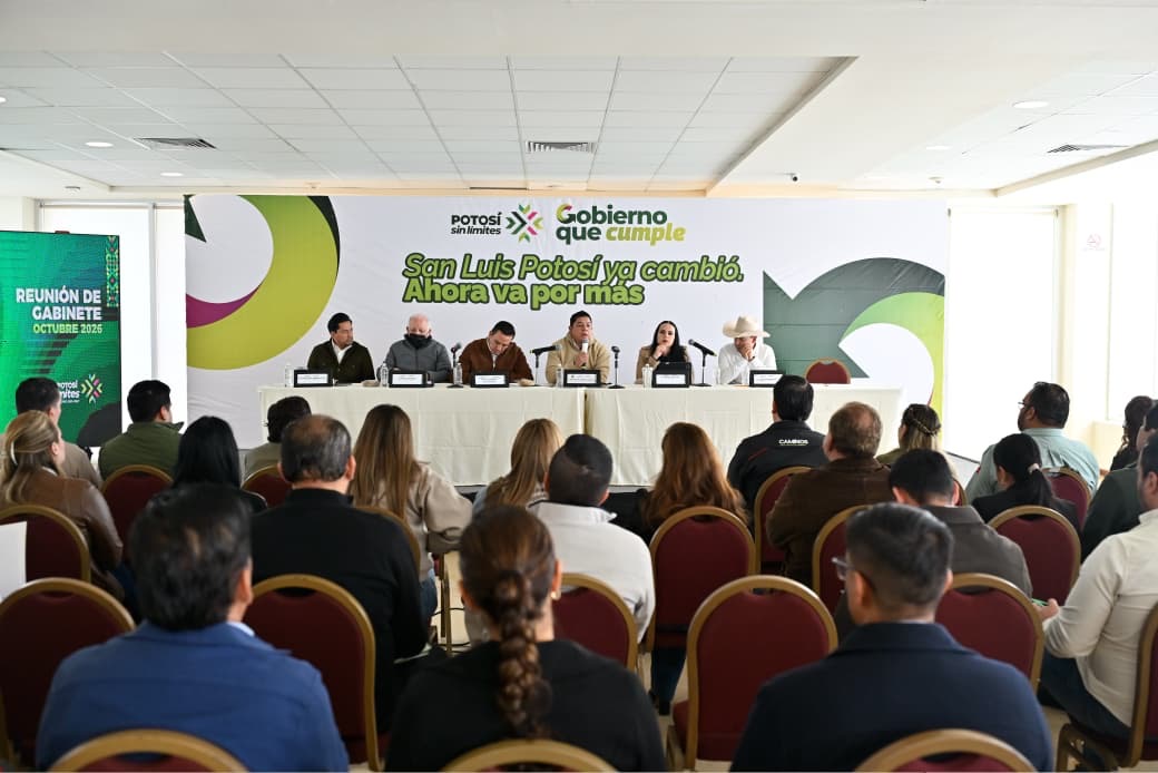 Reunión de gabinete del Gobierno de San Luis Potosí con funcionarios estatales sentados frente a asistentes