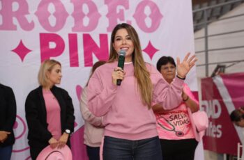 Participante con micrófono durante el evento Pilates Rodeo Pink organizado en Soledad de Graciano Sánchez.