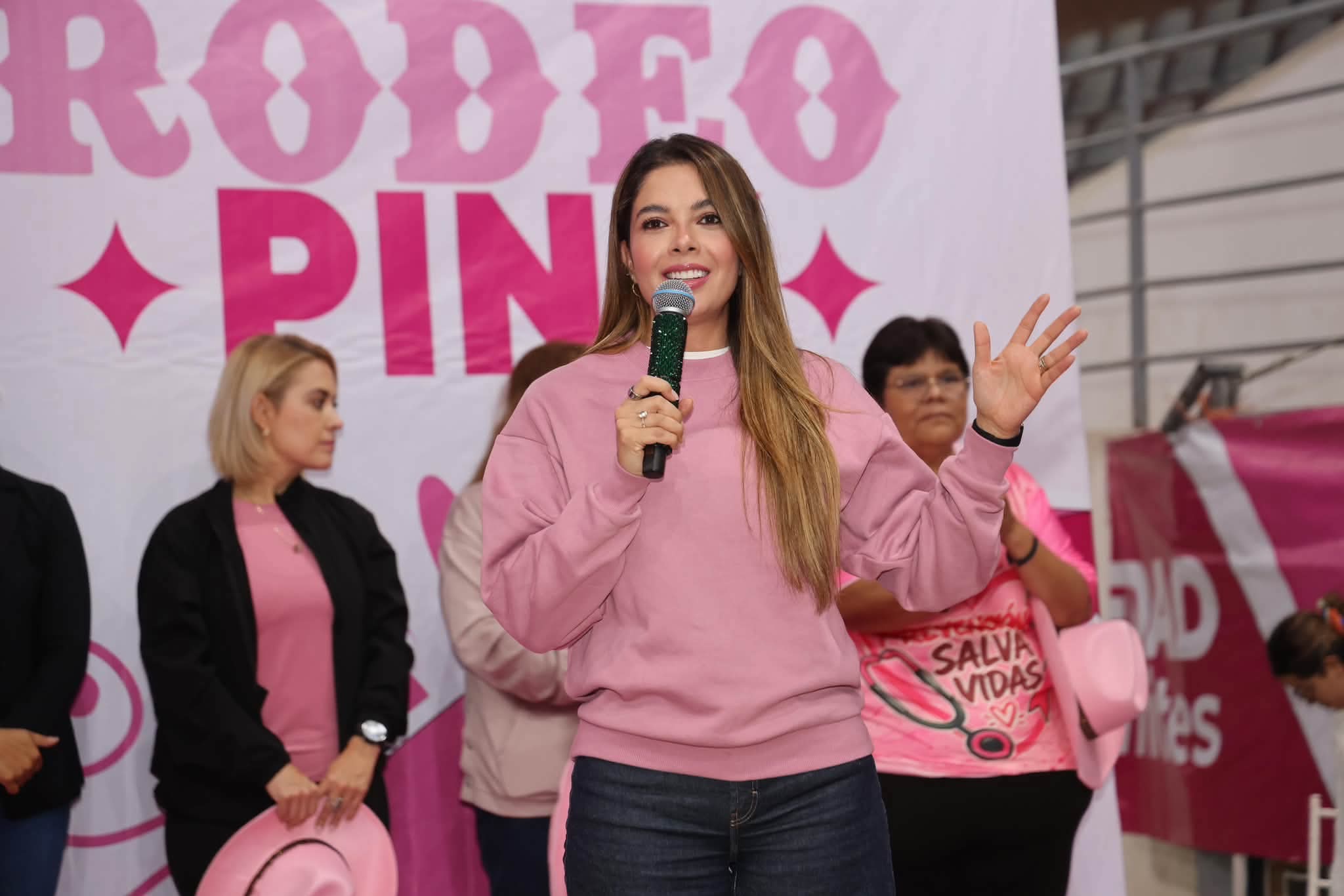 Participante con micrófono durante el evento Pilates Rodeo Pink organizado en Soledad de Graciano Sánchez.