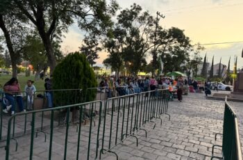 Personas formadas en el Centro de las Artes para ingresar a la Casa del Terror durante la temporada de Halloween en San Luis Potosí.