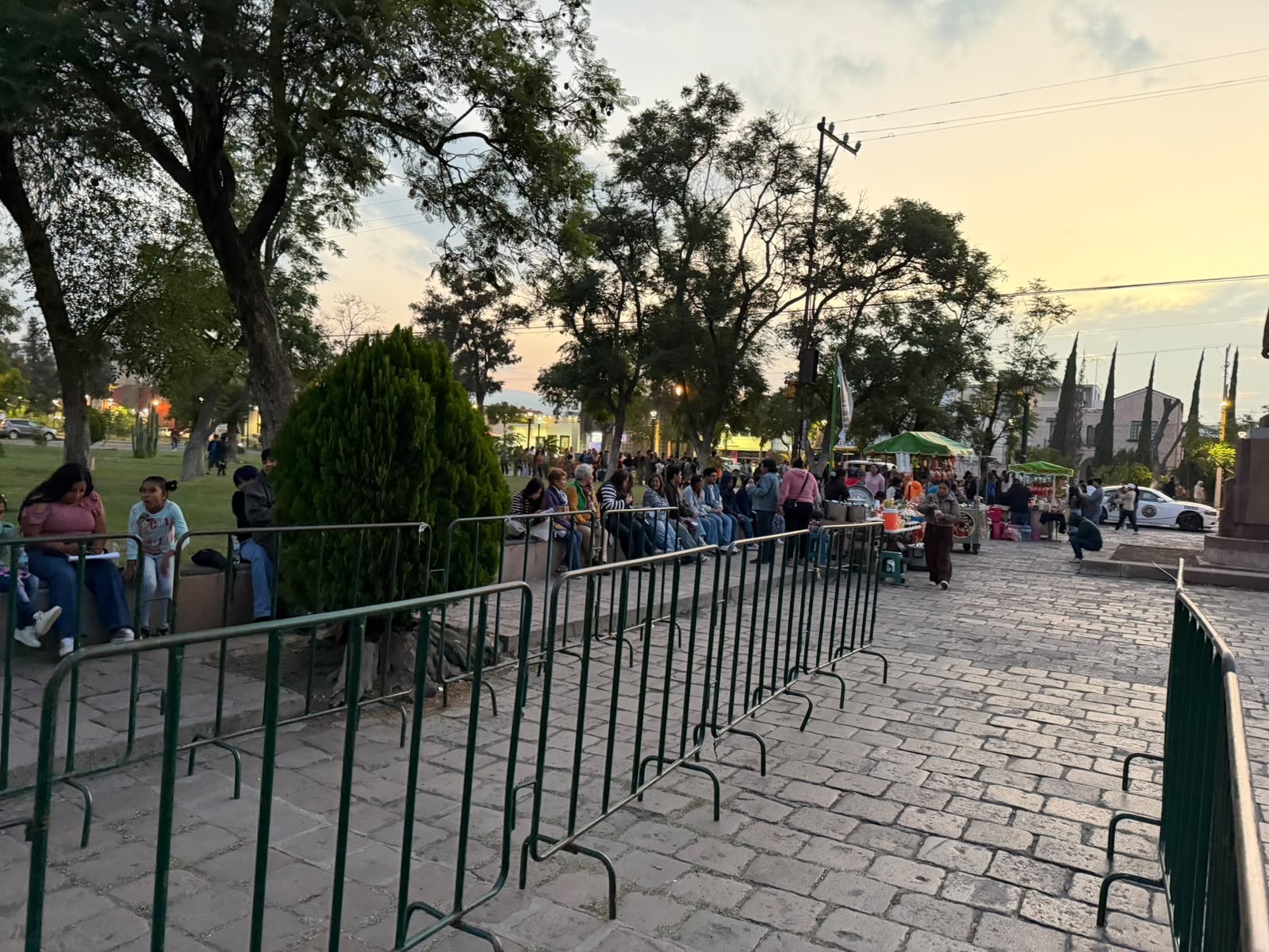 Personas formadas en el Centro de las Artes para ingresar a la Casa del Terror durante la temporada de Halloween en San Luis Potosí.
