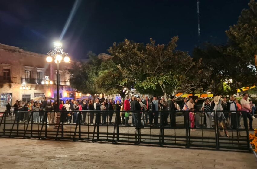  Familias hacen fila para visitar el altar monumental de Palacio de Gobierno