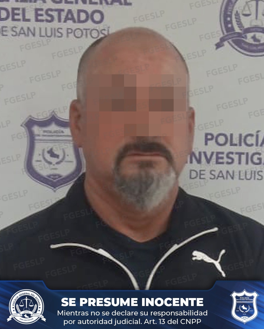 Fotografía proporcionada por la Fiscalía de San Luis Potosí de un hombre detenido, con el rostro pixelado y la leyenda de presunción de inocencia.
