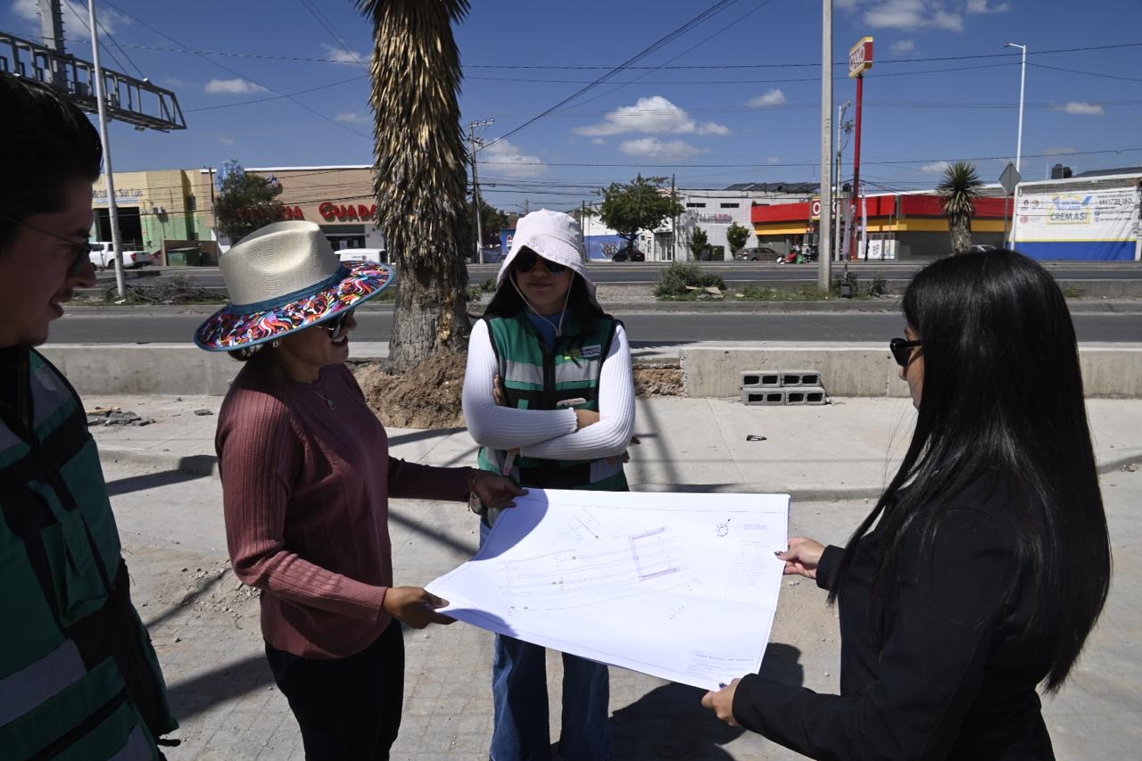 Personal municipal revisa un plano durante un recorrido de obra junto a Circuito Potosí, en Soledad de Graciano Sánchez.