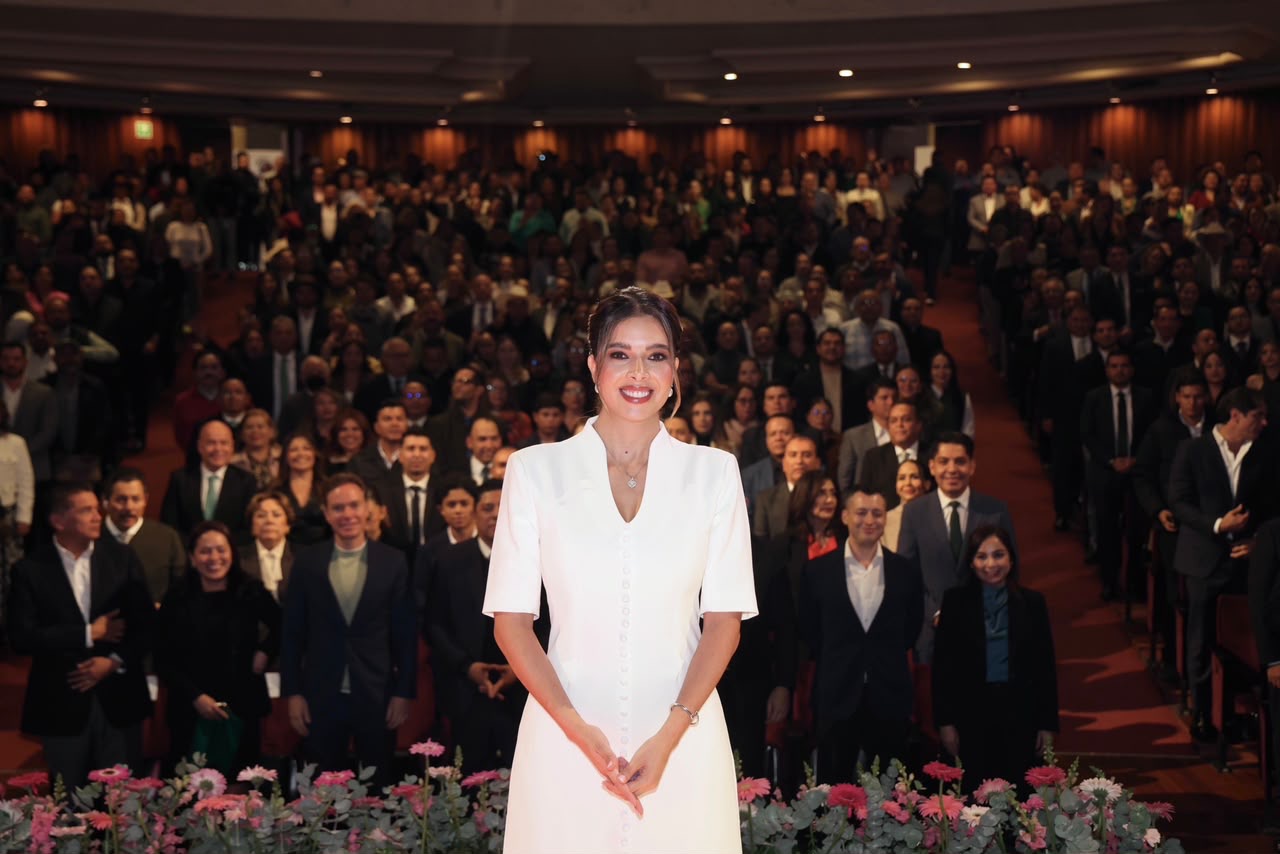 Senadora Ruth González Silva posa frente a asistentes reunidos en un auditorio durante su informe de actividades.
