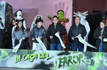 Inauguración de la Mega Casa del Terror en el Centro de las Artes con asistentes y personajes caracterizados