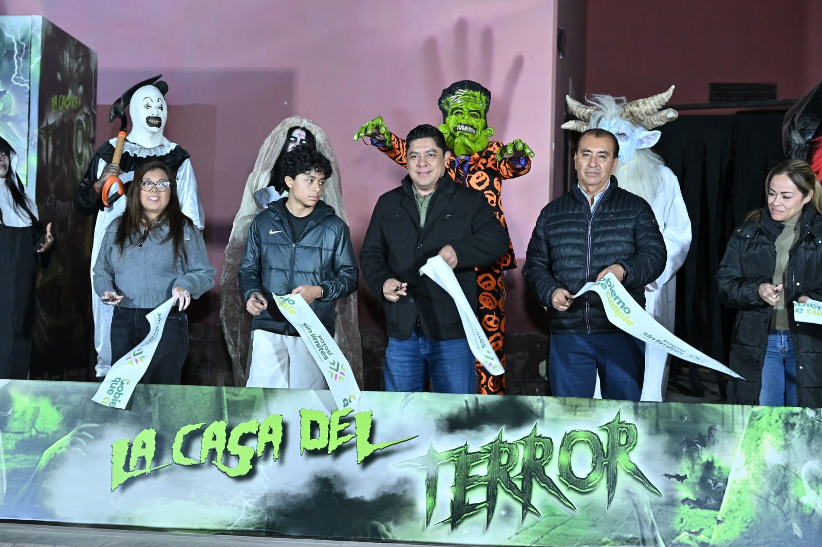 Inauguración de la Mega Casa del Terror en el Centro de las Artes con asistentes y personajes caracterizados