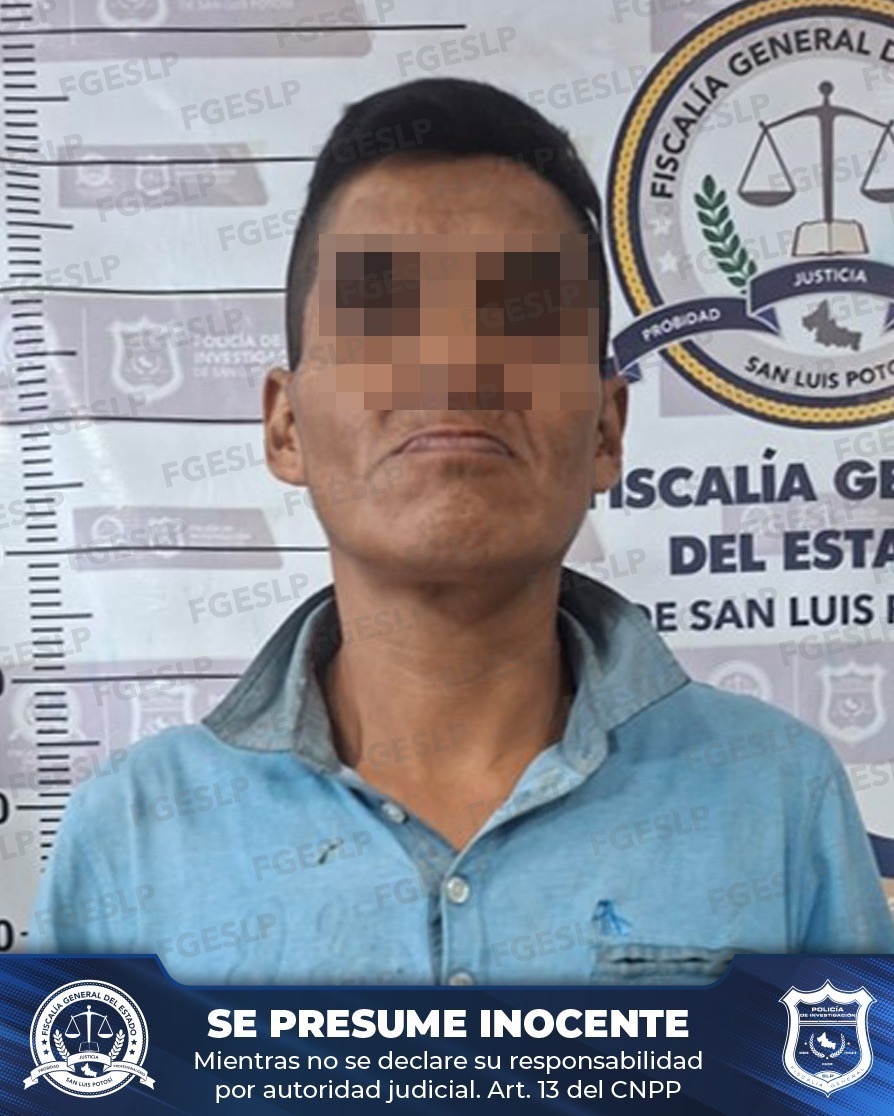 Fotografía difundida por la FGESLP de un hombre imputado por presunta violencia familiar, con el rostro pixelado y leyenda de presunción de inocencia.