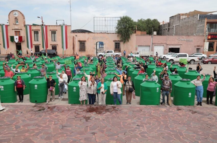 DIF ESTATAL ENTREGA TINACOS A FAMILIAS DE SOLEDAD Y ZONA ORIENTE
