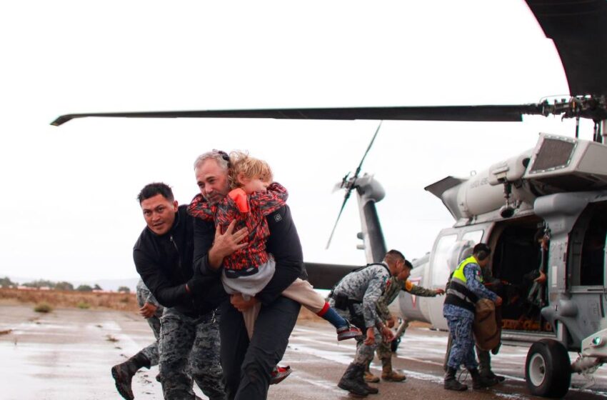  Rescatan en helicóptero a 32 personas aisladas por lluvias en rancho Génesis, Ensenada