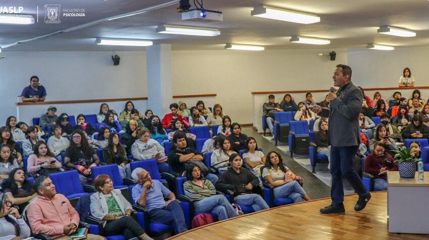  Especialista llama a revisar las barreras que persisten en la educación inclusiva, durante conferencia en la UASLP
