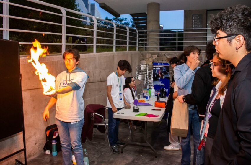  Estudiantes y familias exploran el universo durante la Noche Astronómica de la Facultad de Ciencias UASLP